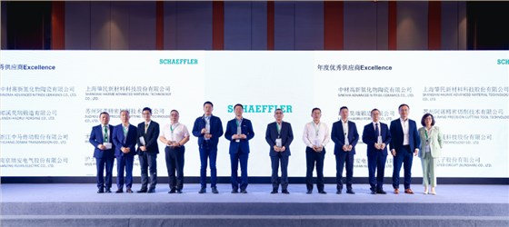 阿诺代表上台领奖