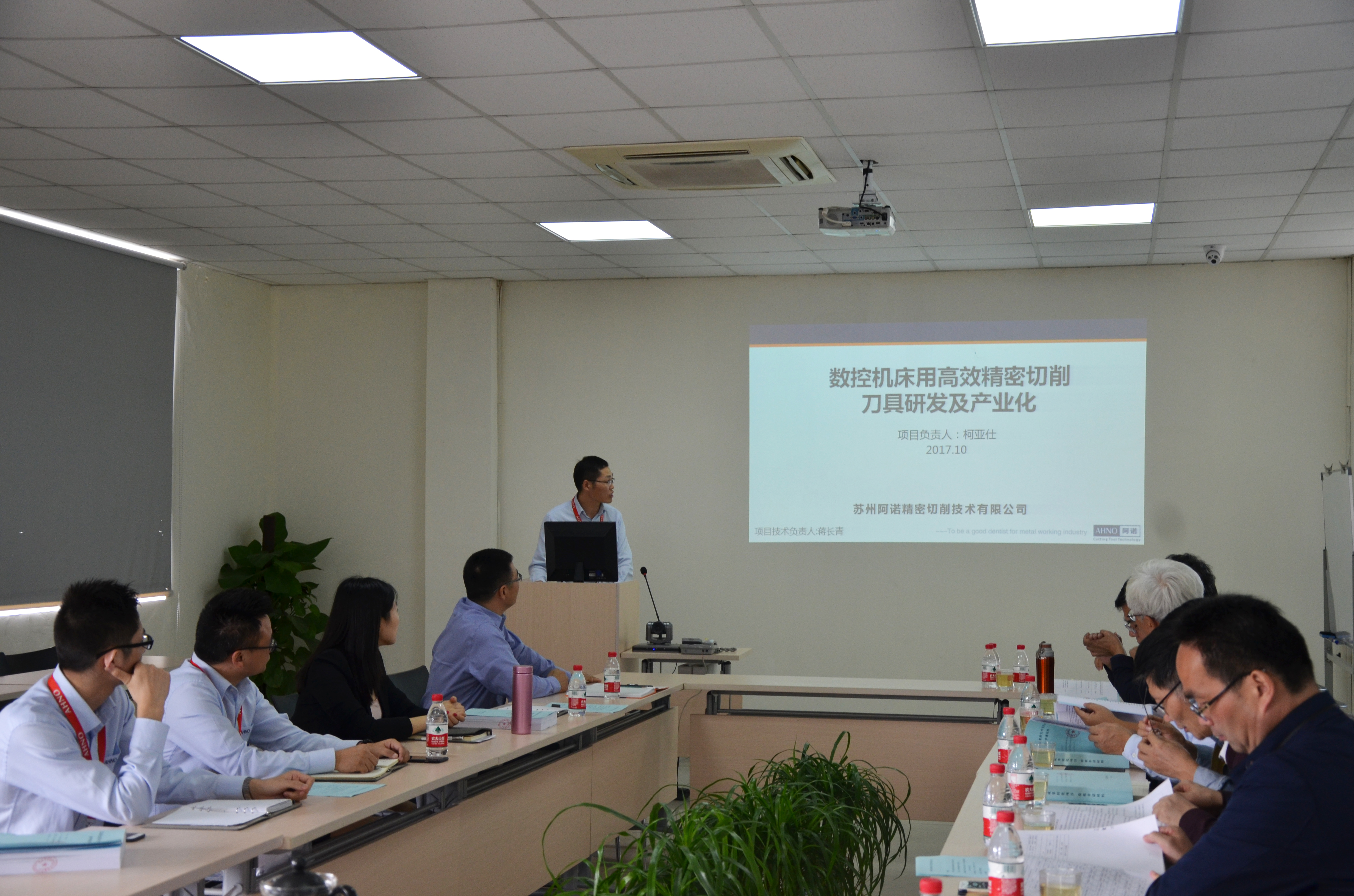图3：项目技术负责人汇报项目研究成果