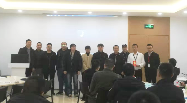 集团总裁巫智勇先生为获奖团队颁奖1