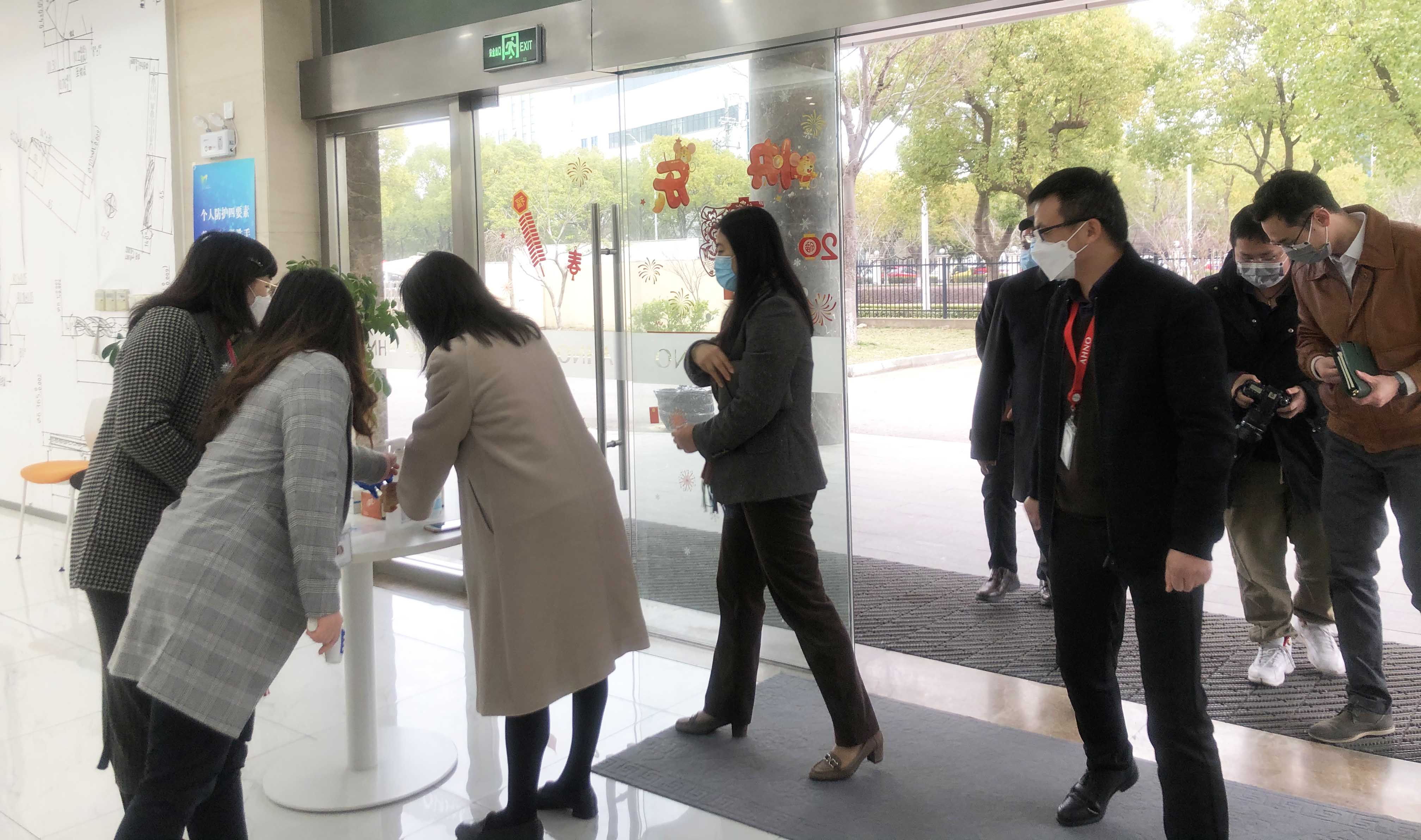 入门温度检测、消毒